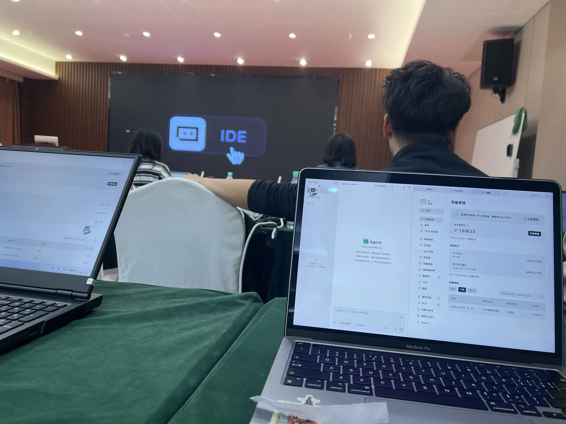 13:30，签到之后，桌上先亮起来的是一排电脑。